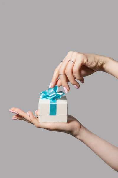 Beauty Hands Motion Series_Holding Gift Box — стоковое фото