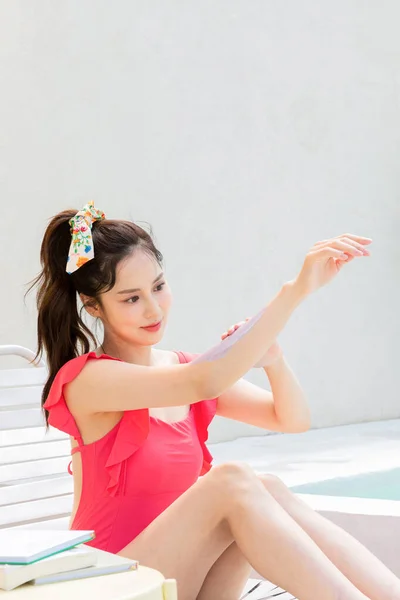 Koreanische Schöne Junge Frau Cremt Sich Mit Sonnencreme Ein Während — Stockfoto
