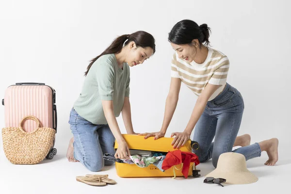 Προετοιμασία Για Ένα Καλοκαιρινό Ταξίδι Κορεάτισσες Όμορφες Νεαρές Γυναίκες Συσκευασίας — Φωτογραφία Αρχείου