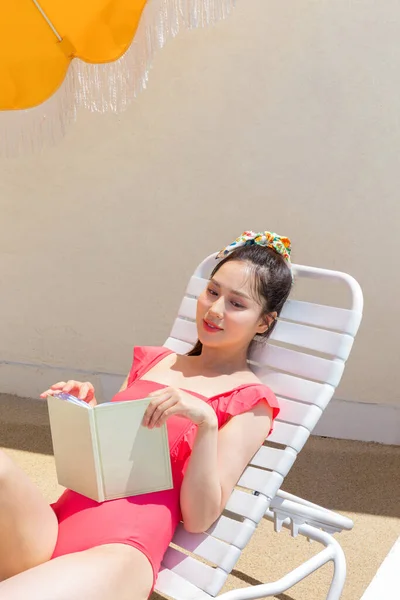Καλοκαιρινές Διακοπές Concept Korean Όμορφη Ασιατική Νεαρή Γυναίκα Διαβάζοντας Ένα — Φωτογραφία Αρχείου