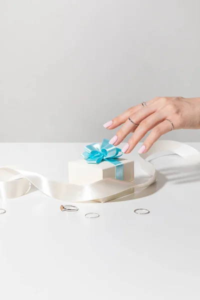 Beauty Hands Motion Series_Holding Gift Box — Stock fotografie