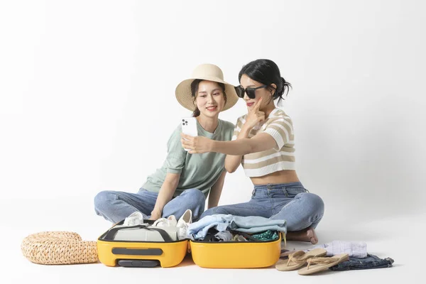 夏旅行コンセプトシリーズの準備_韓国の美しいアジアの若い女性が自撮り — ストック写真