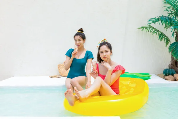 Dua Wanita Muda Korea Yang Cantik Kolam Renang Dengan Minuman — Stok Foto