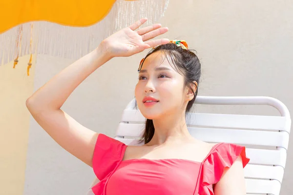 Verão Férias Concept Korean Bela Asiática Jovem Mulher Cobrindo Rosto — Fotografia de Stock