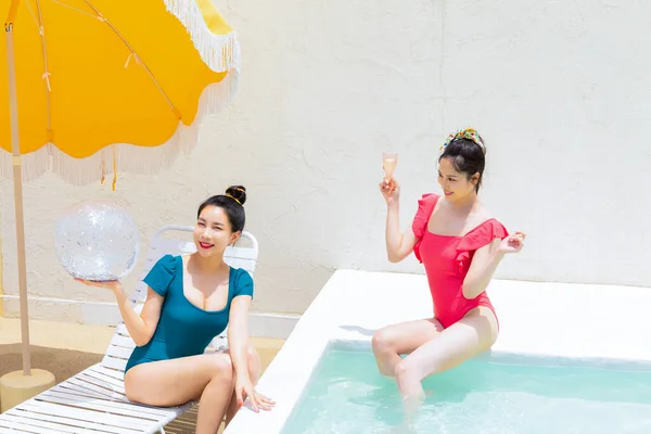 Duas Mulheres Bonitas Coreanas Piscina Com Bola Inflável Bebidas Coquetel — Fotografia de Stock