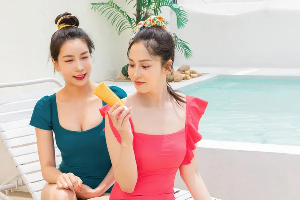 Belas Coreanas Jovens Mulheres Olhando Para Creme Protetor Solar Tubo — Fotografia de Stock