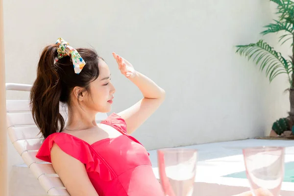 Zomer Vakantie Concept Korean Mooie Aziatische Jonge Vrouw Bedekking Gezicht — Stockfoto