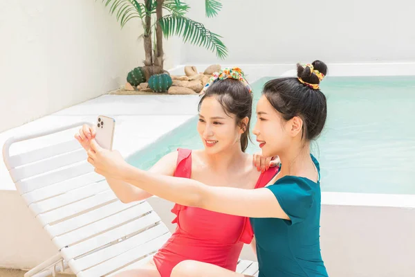 Summer Vacation Trip Friends Concept Series_Korean Beautiful Asian Young Women — Stock Photo, Image