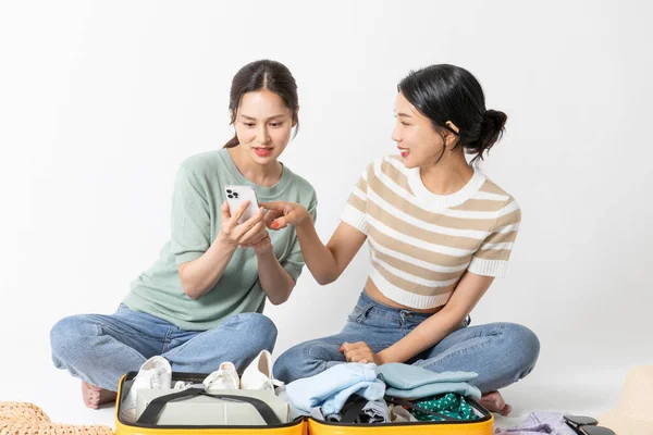Дві Корейські Молоді Жінки Збирають Валізи Подорожі — стокове фото