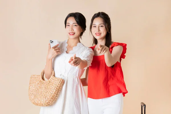 友達と夏休み旅行のコンセプトシリーズ_韓国の美しいアジアの若い女性がスマホを持っている — ストック写真