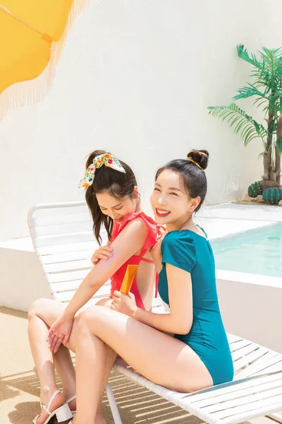 Δύο Κορεάτισσες Όμορφες Νεαρές Γυναίκες Που Χρησιμοποιούν Αντηλιακή Κρέμα Κοντά — Φωτογραφία Αρχείου