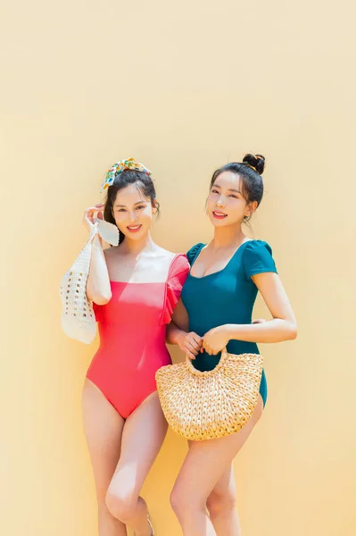 Summer Vacation Trip Friends Concept Series_Korean Beautiful Asian Young Women — Stock Photo, Image