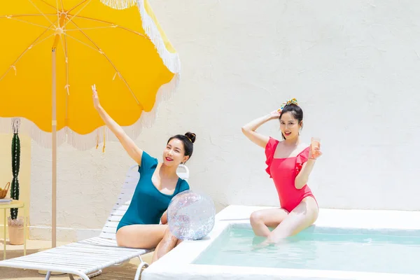 Duas Mulheres Bonitas Coreanas Piscina Com Bola Inflável Bebidas Coquetel — Fotografia de Stock