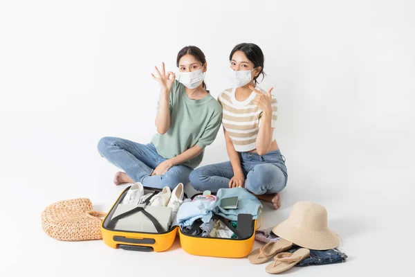 夏の旅行コンセプトシリーズの準備_韓国の美しいアジアの若い女性がマスクを保持 — ストック写真