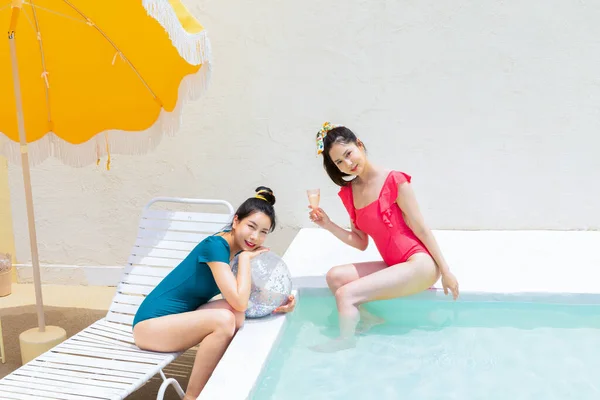 Δύο Κορεάτισσες Όμορφες Νεαρές Γυναίκες Στην Πισίνα Φουσκωτή Μπάλα Και — Φωτογραφία Αρχείου