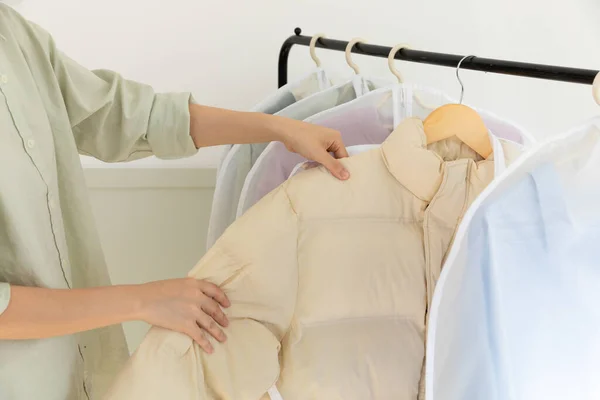 Aesthetic Laundry Concept_Covering Clean Clothes Plastic Bags Dry Cleaning — Stock Photo, Image