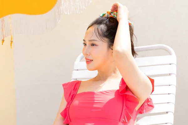 Καλοκαιρινές Διακοπές Concept Korean Όμορφη Ασιατική Νεαρή Γυναίκα Κάθεται Λάβει — Φωτογραφία Αρχείου