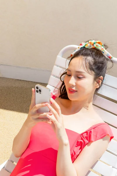 Κορεάτισσα Νεαρή Γυναίκα Που Φοράει Κόκκινο Μαγιό Και Χαλαρώνει Στην — Φωτογραφία Αρχείου