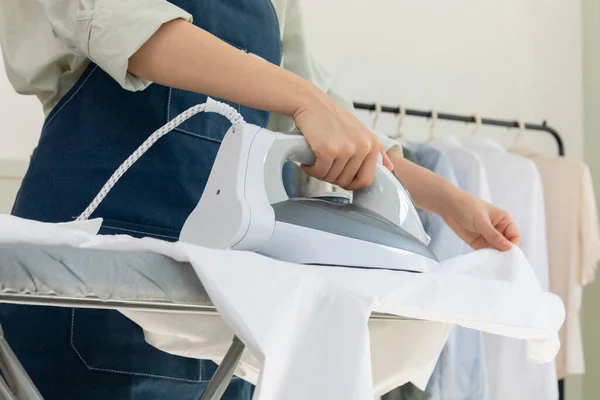 Roupa Estética Concept Ironing Camisa Com Roupas Rack Fundo — Fotografia de Stock