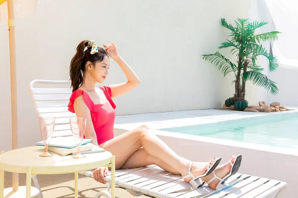 Güzel Asyalı Kadın Kırmızı Mayo Giyiyor Yüzme Havuzunun Yanında Dinleniyor — Stok fotoğraf