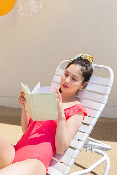 Verão Férias Concept Korean Bela Asiática Jovem Mulher Lendo Livro — Fotografia de Stock