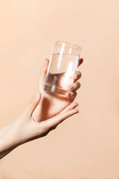 Schönheit Hände Motion Series Holding Water Cup — Stockfoto