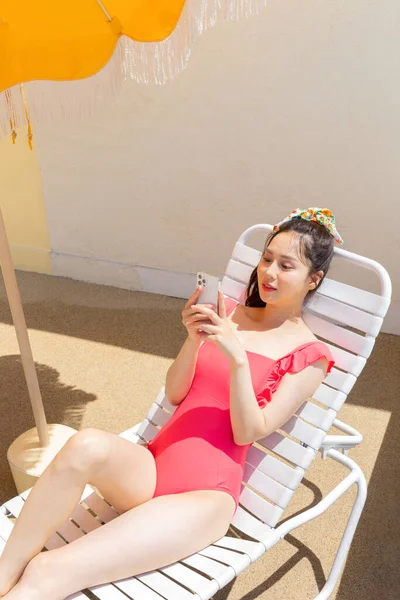 Verão Férias Concept Korean Bela Asiático Jovem Mulher Usando Smartphone — Fotografia de Stock