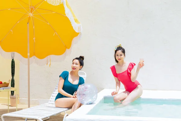 Zwei Schöne Koreanische Junge Frauen Schwimmbad Mit Aufblasbarem Ball Und — Stockfoto