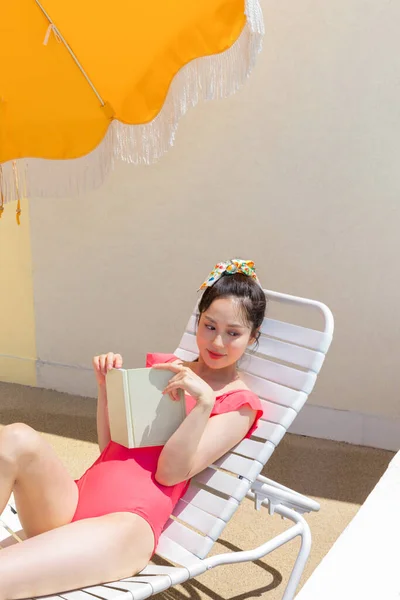 Verão Férias Concept Korean Bela Asiática Jovem Mulher Lendo Livro — Fotografia de Stock