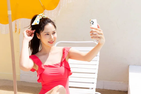 Sommar Semester Koncept Koreanska Vacker Asiatisk Ung Kvinna Tar Selfie — Stockfoto