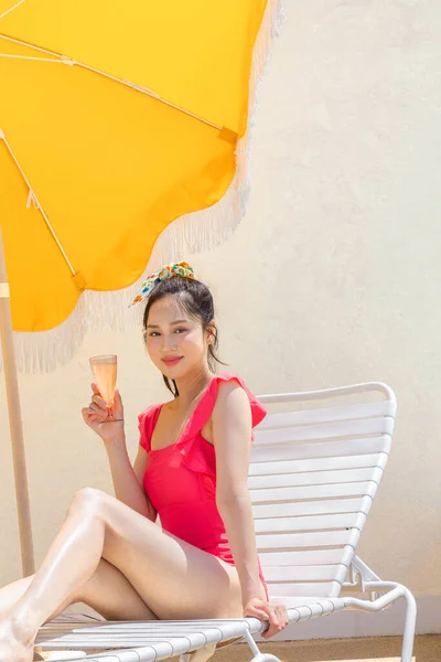 Zomervakantie Concept Korean Mooie Aziatische Jonge Vrouw Zitten Neem Een — Stockfoto