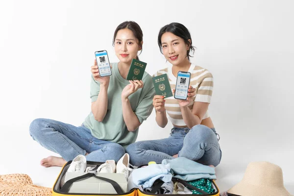Дві Корейські Молоді Жінки Упаковують Валізу Показують Паспорти Коди Своїх — стокове фото
