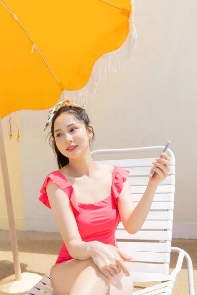 Verão Férias Concept Korean Bela Asiática Jovem Mulher Usando Smartphone — Fotografia de Stock