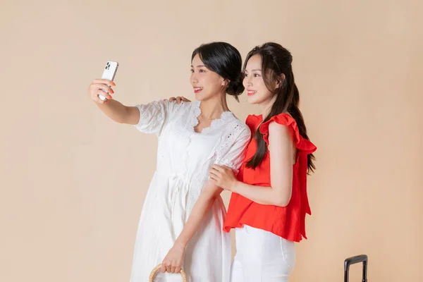 친구들 컨셉트 시리즈 Korean Beautiful Asian Young Women Taking Selfie — 스톡 사진