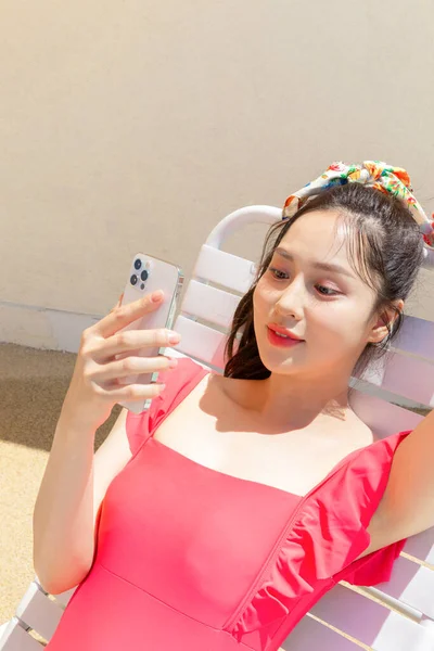 컨셉트 Korean 아름다운 Asian 스마트폰을 사용하여 일광욕에 — 스톡 사진
