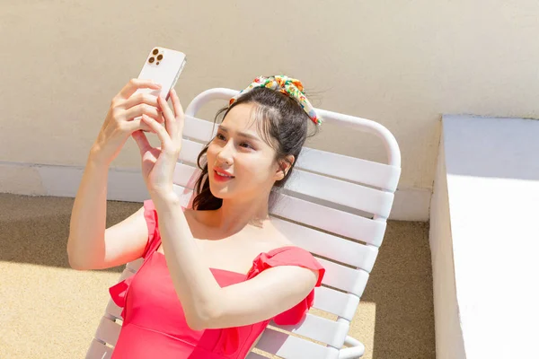 Καλοκαιρινές Διακοπές Concept Korean Όμορφη Ασιατική Νεαρή Γυναίκα Χρησιμοποιώντας Smartphone — Φωτογραφία Αρχείου