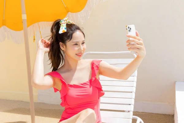 Verão Férias Concept Korean Bela Asiático Jovem Mulher Tomando Selfie — Fotografia de Stock