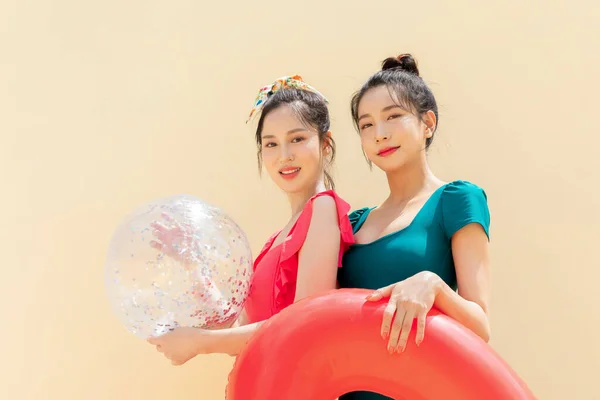Arkadaşlık Konsepti Ile Yaz Tatili Serisi Koreli Güzel Asyalı Genç — Stok fotoğraf