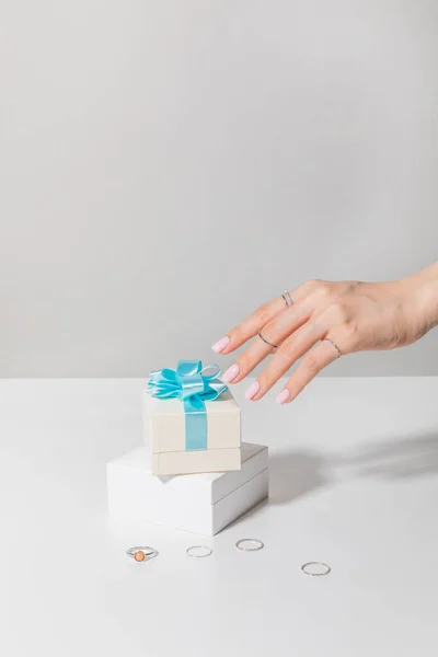 Schönheit Hände Motion Series Holding Geschenk Box — Stockfoto