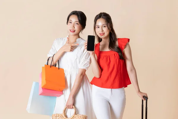 友達と夏休み旅行のコンセプトシリーズ_韓国の美しいアジアの若い女性のスマートフォンを示す — ストック写真