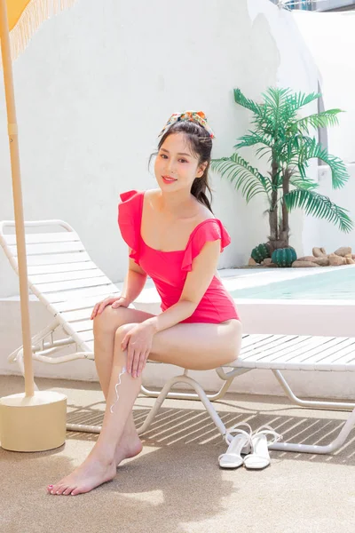 Koreański Piękne Młoda Kobieta Stosowania Krem Krem Filtrem Podczas Siedzenia — Zdjęcie stockowe