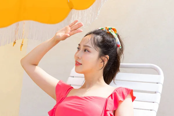 Yaz Tatili Konsepti Koreli Güzel Asyalı Genç Kadın Parlak Güneş — Stok fotoğraf