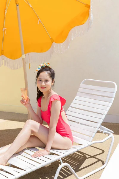 Coreano Bela Ásia Jovem Mulher Vestindo Vermelho Maiô Relaxante Sol — Fotografia de Stock