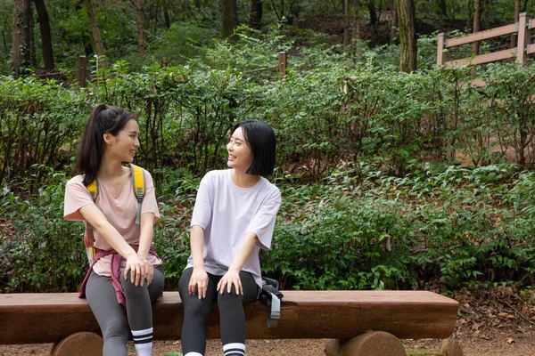 Two Korean Asian Female Friends 20S Hiking Plogging Mountain Talking — Stock Photo, Image