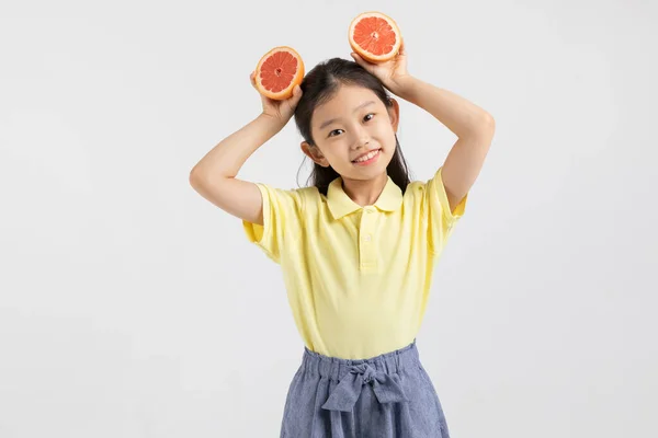 Koreai Fiatal Lány Visel Tornaterem Fehér Háttér Stúdió Gazdaság Grapefruit — Stock Fotó