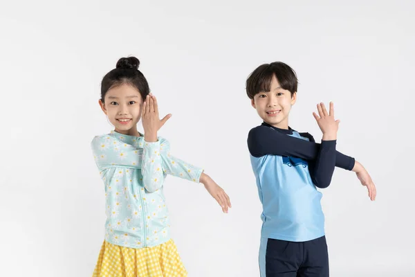 Menino Menina Coreano Conceito Verão Fundo Branco Stretching Antes Jogar — Fotografia de Stock