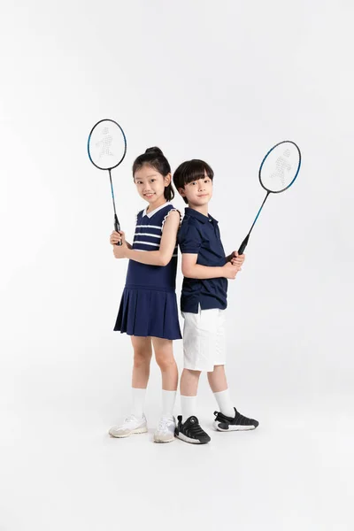 Korejský Chlapec Dívka Fitness Cvičení Koncept Bílém Pozadí Holding Badminton — Stock fotografie