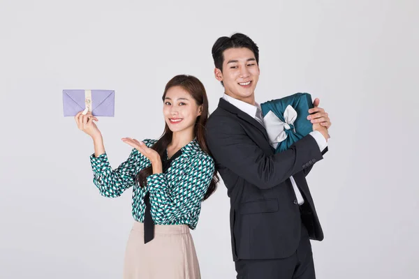 韓国の若いカップル 男性と女性は現代韓服保持ギフトボックスと韓国の伝統的な結婚式クラッチ 封筒を身に着けている — ストック写真