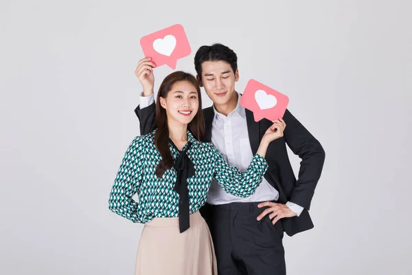 韩国年轻夫妇 男男女女身穿现代汉博克 手持心形仪表板 — 图库照片