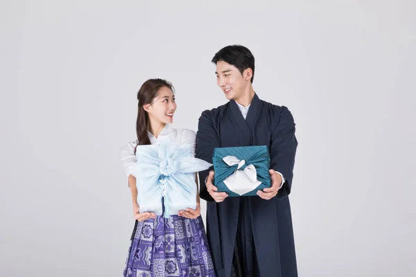 Korejský Pár Mladý Muž Žena Věku Let Sobě Moderní Hanbok — Stock fotografie